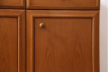 北欧ヴィンテージ　チーク材　木の温かみを感じるどっしりとしたサイドボード(収納棚、ビンテージ)(R-047094)