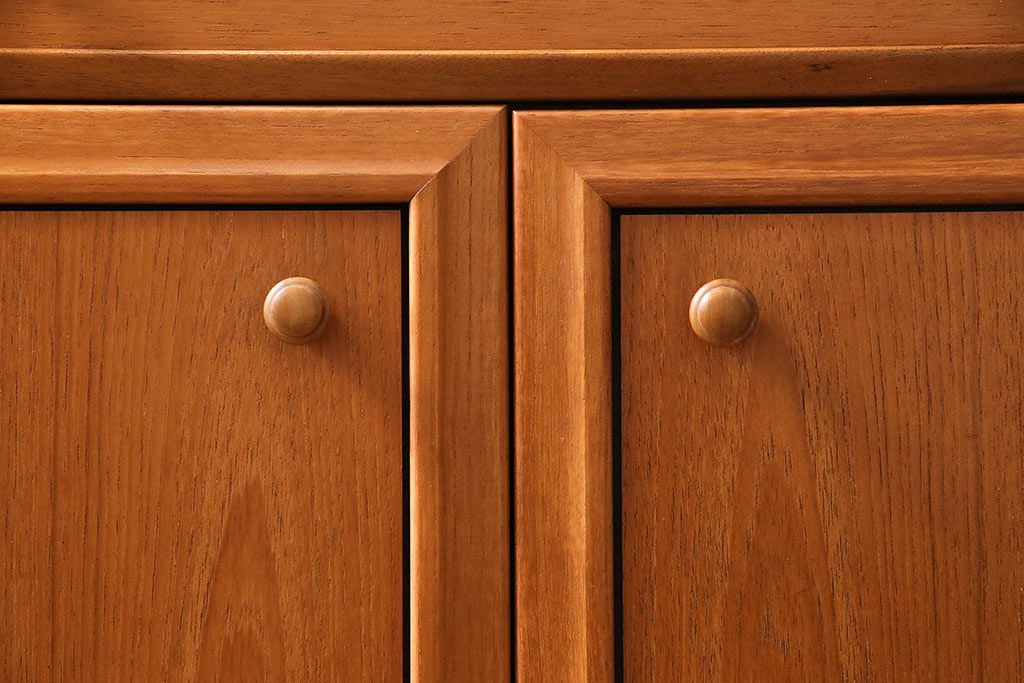 北欧ヴィンテージ　チーク材　木の温かみを感じるどっしりとしたサイドボード(収納棚、ビンテージ)(R-047094)