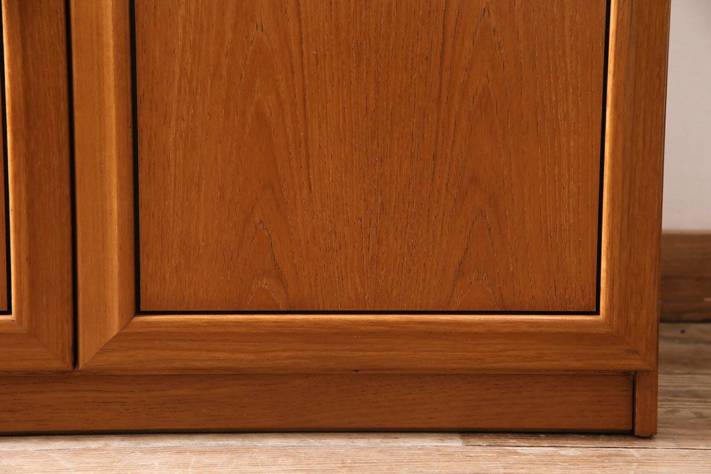 北欧ヴィンテージ　チーク材　木の温かみを感じるどっしりとしたサイドボード(収納棚、ビンテージ)(R-047094)