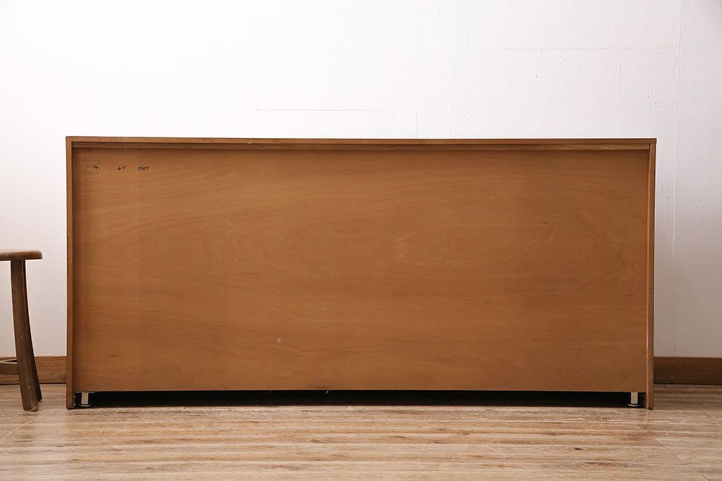 北欧ヴィンテージ　チーク材　木の温かみを感じるどっしりとしたサイドボード(収納棚、ビンテージ)(R-047094)