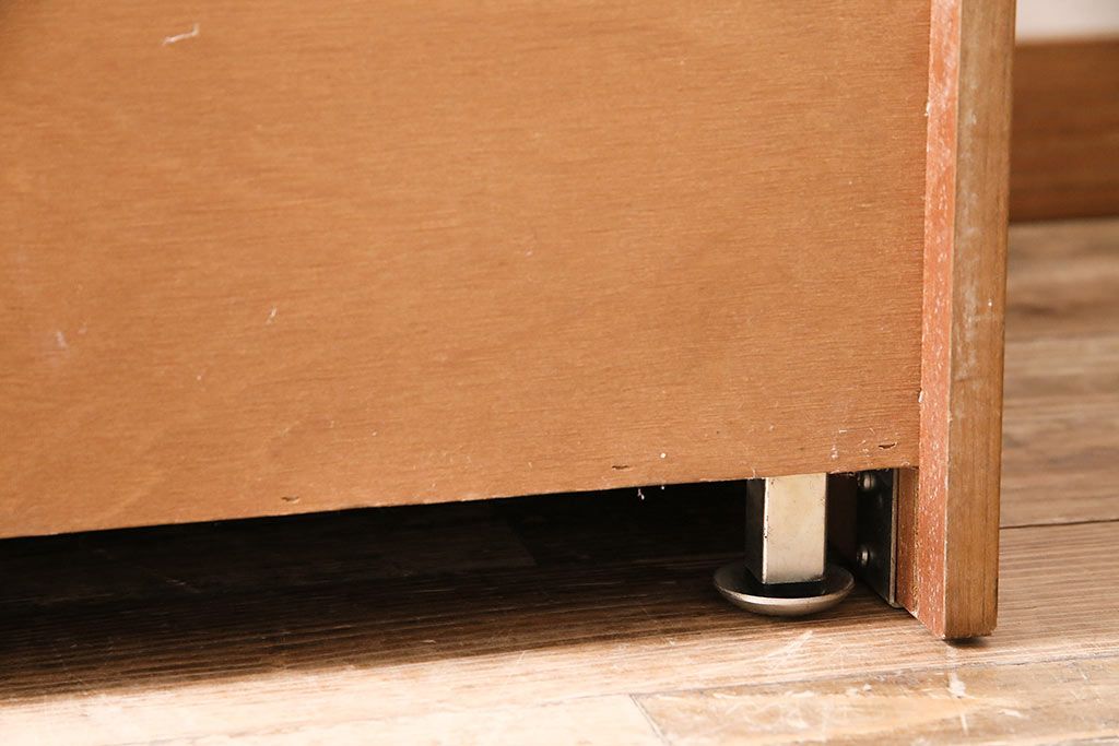 北欧ヴィンテージ　チーク材　木の温かみを感じるどっしりとしたサイドボード(収納棚、ビンテージ)(R-047094)