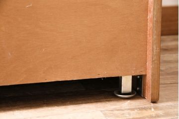 北欧ヴィンテージ　チーク材　木の温かみを感じるどっしりとしたサイドボード(収納棚、ビンテージ)(R-047094)