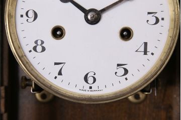 アンティーク時計　ドイツ製　ゼンマイ式　浮き彫り　木の温もりを感じる振り子時計(掛け時計、柱時計、古時計)(R-047099)
