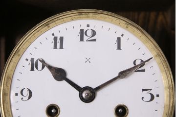 アンティーク時計　ドイツ製　ゼンマイ式　浮き彫り　木の温もりを感じる振り子時計(掛け時計、柱時計、古時計)(R-047099)