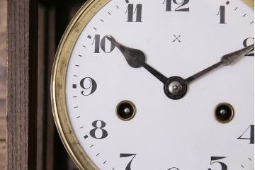 アンティーク時計　ドイツ製　ゼンマイ式　浮き彫り　木の温もりを感じる振り子時計(掛け時計、柱時計、古時計)(R-047099)