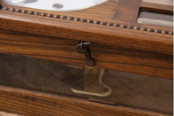 アンティーク時計　ドイツ製　ゼンマイ式　浮き彫り　木の温もりを感じる振り子時計(掛け時計、柱時計、古時計)(R-047099)