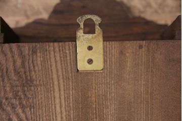 アンティーク時計　ドイツ製　ゼンマイ式　浮き彫り　木の温もりを感じる振り子時計(掛け時計、柱時計、古時計)(R-047099)