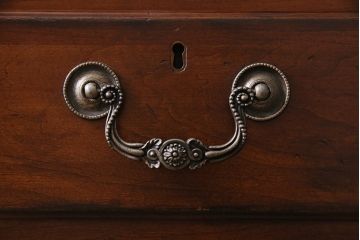 中古　DREXEL HERITAGE(ドレクセルヘリテイジ)　深い色合いが高級感を醸し出すサイドボード(収納棚、戸棚)(R-047104)