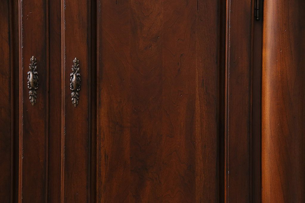 中古　DREXEL HERITAGE(ドレクセルヘリテイジ)　深い色合いが高級感を醸し出すサイドボード(収納棚、戸棚)(R-047104)