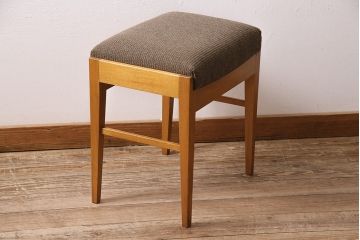 イギリスヴィンテージ　HERBERT E. GIBBS(ハーバート・E・ギブス)　チーク材　ブラウン座面がお洒落な角型スツール(チェア、椅子、ビンテージ)(R-047105)