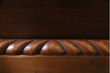 イギリスアンティーク　ARDING&HOBBS　マホガニー材　収納付きが珍しい!凝った彫刻や脚のデザインがエレガントなスツール(チェア、椅子)(R-047107)