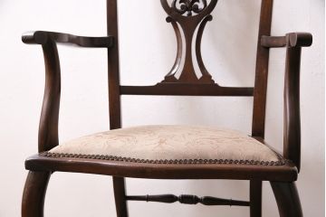 フランスアンティーク　マホガニー材　高級品!華奢なシルエットと背もたれの意匠が美しいチェア(サロンチェア、アームチェア、椅子)(R-047110)