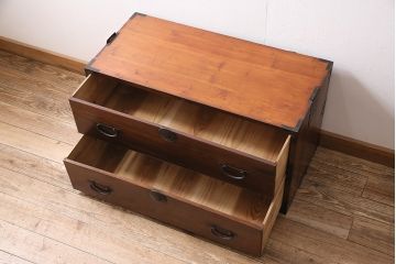 和製アンティーク　前面ケヤキ材　使い込まれた風合いが味わい深い時代箪笥ローボード(引き出し、チェスト、衣装箪笥)(R-047113)