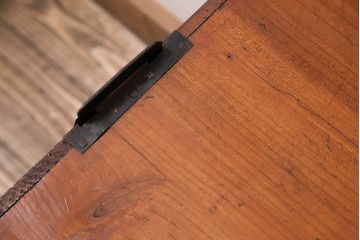 和製アンティーク　前面ケヤキ材　使い込まれた風合いが味わい深い時代箪笥ローボード(引き出し、チェスト、衣装箪笥)(R-047113)