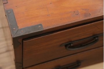 和製アンティーク　前面ケヤキ材　使い込まれた風合いが味わい深い時代箪笥ローボード(引き出し、チェスト、衣装箪笥)(R-047113)