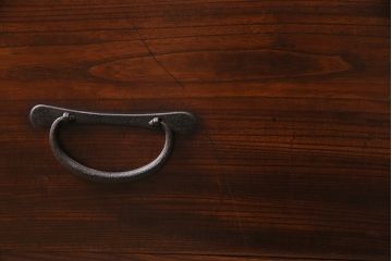 和製アンティーク　前面ケヤキ材　使い込まれた風合いが味わい深い時代箪笥ローボード(引き出し、チェスト、衣装箪笥)(R-047113)