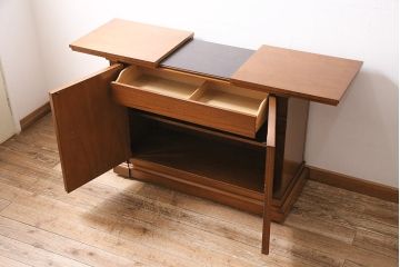 中古　DREXEL HERITAGE(ドレクセルヘリテイジ)　FRANCESCA(フランチェスカ)シリーズ　拡張式の天板が付いたサイドボード(サーバー、カウンター、収納棚)(R-047116)