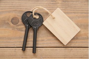 中古　伝統工芸　岩谷堂箪笥　天板リメイク・極厚手栗無垢材　ダイナミックな杢目を堪能できる衣装タンス(引き出し、チェスト)(R-047119)