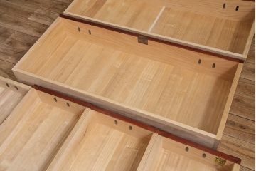 中古　伝統工芸　岩谷堂箪笥　脚付きリメイク　ダイナミックな杢目が堪能できる整理箪笥(収納棚、戸棚、引き出し、和タンス)(R-047120)