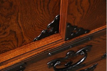 中古　伝統工芸　岩谷堂箪笥　脚付きリメイク　ダイナミックな杢目が堪能できる整理箪笥(収納棚、戸棚、引き出し、和タンス)(R-047120)