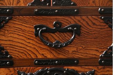 中古　伝統工芸　岩谷堂箪笥　脚付きリメイク　ダイナミックな杢目が堪能できる整理箪笥(収納棚、戸棚、引き出し、和タンス)(R-047120)