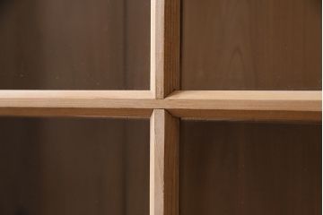 ストリップド(剥離)　ヒノキ材　大型サイズでたっぷり入る!素朴で優しい木味のガラス戸棚(収納棚、キャビネット)(R-047122)