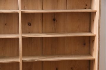 ストリップド(剥離)　ヒノキ材　大型サイズでたっぷり入る!素朴で優しい木味のガラス戸棚(収納棚、キャビネット)(R-047122)