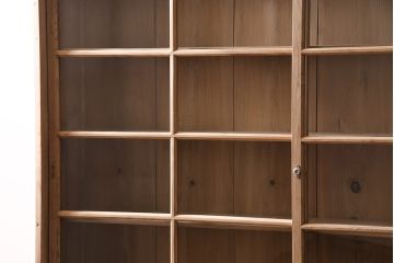 ストリップド(剥離)　ヒノキ材　大型サイズでたっぷり入る!素朴で優しい木味のガラス戸棚(収納棚、キャビネット)(R-047122)