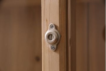 ストリップド(剥離)　ヒノキ材　大型サイズでたっぷり入る!素朴で優しい木味のガラス戸棚(収納棚、キャビネット)(R-047122)