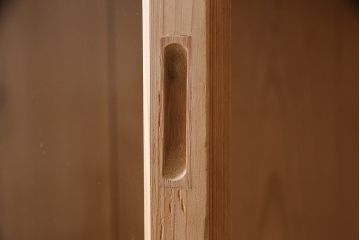 ストリップド(剥離)　ヒノキ材　大型サイズでたっぷり入る!素朴で優しい木味のガラス戸棚(収納棚、キャビネット)(R-047122)