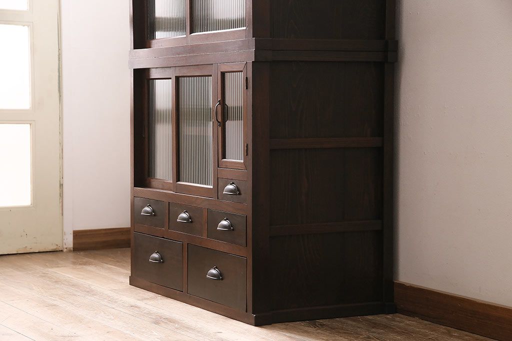 和製アンティーク　前面ケヤキ材　レトロなモールガラスを取り入れた食器棚(関東水屋箪笥、重ね箪笥、収納棚、キャビネット)(R-047123)