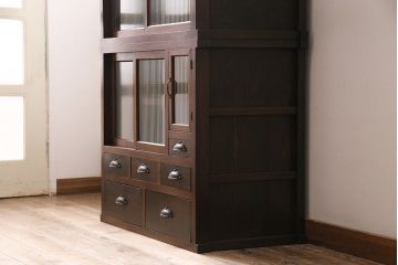 和製アンティーク　前面ケヤキ材　レトロなモールガラスを取り入れた食器棚(関東水屋箪笥、重ね箪笥、収納棚、キャビネット)(R-047123)