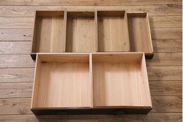 和製アンティーク　前面ケヤキ材　レトロなモールガラスを取り入れた食器棚(関東水屋箪笥、重ね箪笥、収納棚、キャビネット)(R-047123)