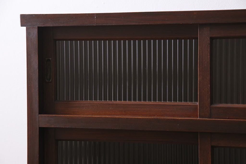 和製アンティーク　前面ケヤキ材　レトロなモールガラスを取り入れた食器棚(関東水屋箪笥、重ね箪笥、収納棚、キャビネット)(R-047123)