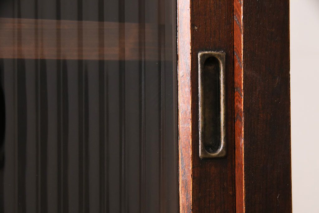 和製アンティーク　前面ケヤキ材　レトロなモールガラスを取り入れた食器棚(関東水屋箪笥、重ね箪笥、収納棚、キャビネット)(R-047123)