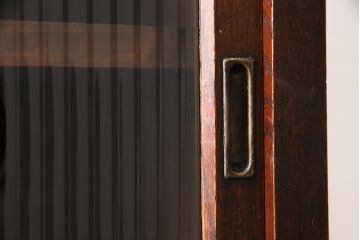 和製アンティーク　前面ケヤキ材　レトロなモールガラスを取り入れた食器棚(関東水屋箪笥、重ね箪笥、収納棚、キャビネット)(R-047123)