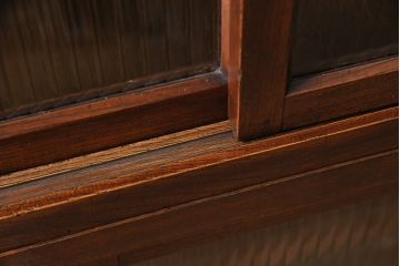 和製アンティーク　前面ケヤキ材　レトロなモールガラスを取り入れた食器棚(関東水屋箪笥、重ね箪笥、収納棚、キャビネット)(R-047123)