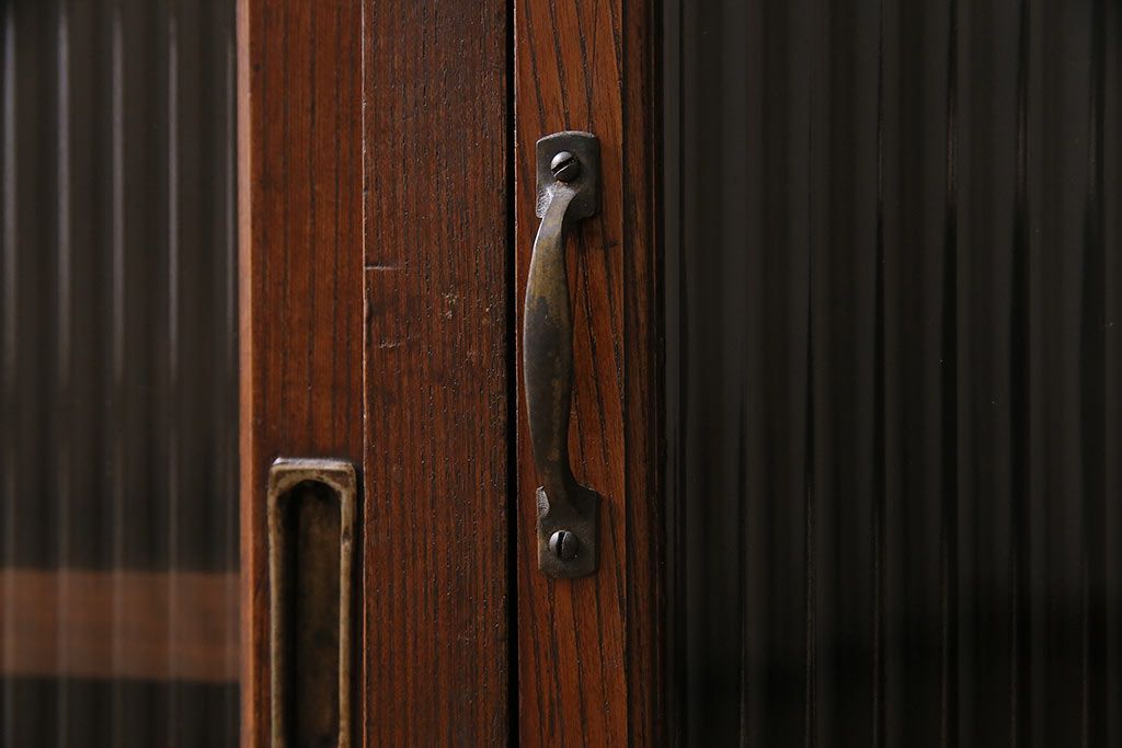 和製アンティーク　前面ケヤキ材　レトロなモールガラスを取り入れた食器棚(関東水屋箪笥、重ね箪笥、収納棚、キャビネット)(R-047123)