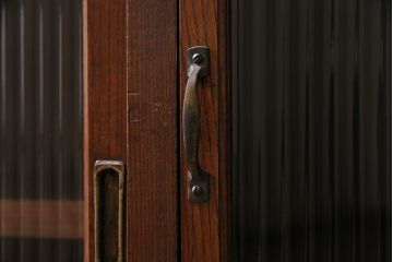 和製アンティーク　前面ケヤキ材　レトロなモールガラスを取り入れた食器棚(関東水屋箪笥、重ね箪笥、収納棚、キャビネット)(R-047123)