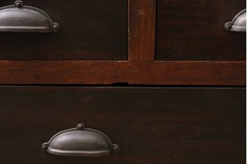 和製アンティーク　前面ケヤキ材　レトロなモールガラスを取り入れた食器棚(関東水屋箪笥、重ね箪笥、収納棚、キャビネット)(R-047123)