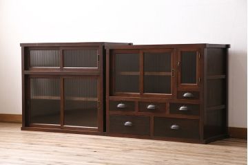 和製アンティーク　前面ケヤキ材　レトロなモールガラスを取り入れた食器棚(関東水屋箪笥、重ね箪笥、収納棚、キャビネット)(R-047123)