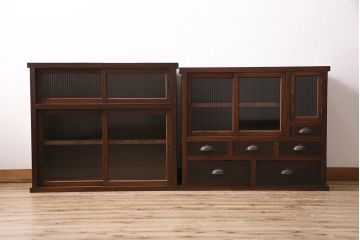 和製アンティーク　前面ケヤキ材　レトロなモールガラスを取り入れた食器棚(関東水屋箪笥、重ね箪笥、収納棚、キャビネット)(R-047123)