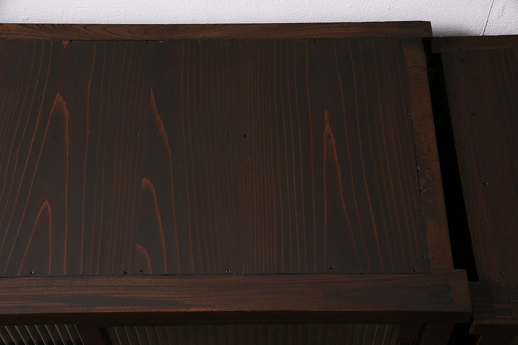 和製アンティーク　前面ケヤキ材　レトロなモールガラスを取り入れた食器棚(関東水屋箪笥、重ね箪笥、収納棚、キャビネット)(R-047123)