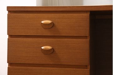 イギリスヴィンテージ　Austinsuite(オースティンスイート)　チーク材　　北欧スタイルにぴったりなスツール付きドレッサー(鏡台、ビンテージ)(R-047124)