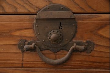 和製アンティーク　前面ケヤキ材　特大サイズで迫力抜群!希少な九尺物の収納箪笥(9尺、布団箪笥、重ね箪笥、水屋箪笥、夜具箪笥)(R-047135)