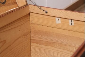 和製アンティーク　漆塗り　明治期に使われていた小さな長持(収納箱)(R-047140)