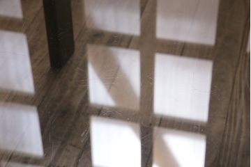 和製ヴィンテージ　オールドカリモク(karimoku)　スタイリッシュなデザインのガラストップテーブル(ガラス天板、センターテーブル、ビンテージ)(R-047141)