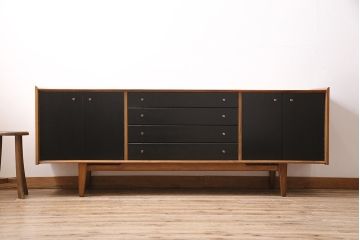 北欧ヴィンテージ　Younger(ヤンガー社)　チーク材　メンズライクなデザインが格好いいサイドボード(収納棚、ビンテージ)(R-047142)