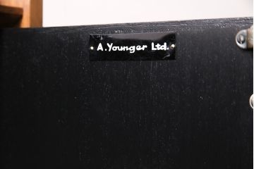 北欧ヴィンテージ　Younger(ヤンガー社)　チーク材　メンズライクなデザインが格好いいサイドボード(収納棚、ビンテージ)(R-047142)