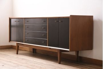 北欧ヴィンテージ　Younger(ヤンガー社)　チーク材　メンズライクなデザインが格好いいサイドボード(収納棚、ビンテージ)(R-047142)